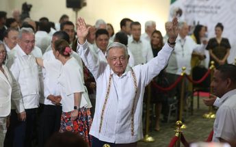 AMLO despidiéndose de los asistentes al quinto informe de gobierno / Jorge Carballo