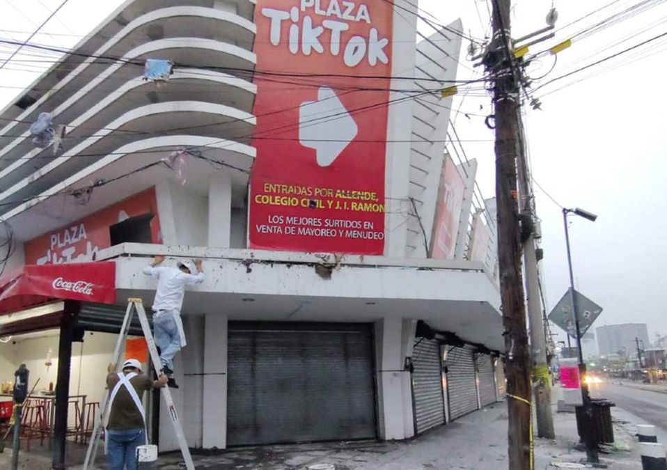 Los trabajos para rehabilitar la plaza comercial comenzarán en el Centro de Monterrey. | Agustín Martínez