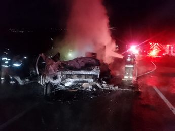 Así quedó el auto Sedán donde murieron las 2 personas calcinadas / Vicente Torres Alfaro