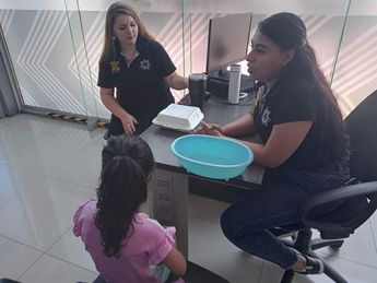 Personal de la Secretaría de Seguridad Pública de Escobedo resguardando a la menor. | Cortesía