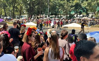 Asistentes ya esperan el Gran Desfile de Día de Muertos 2023 / Graciela Olvera