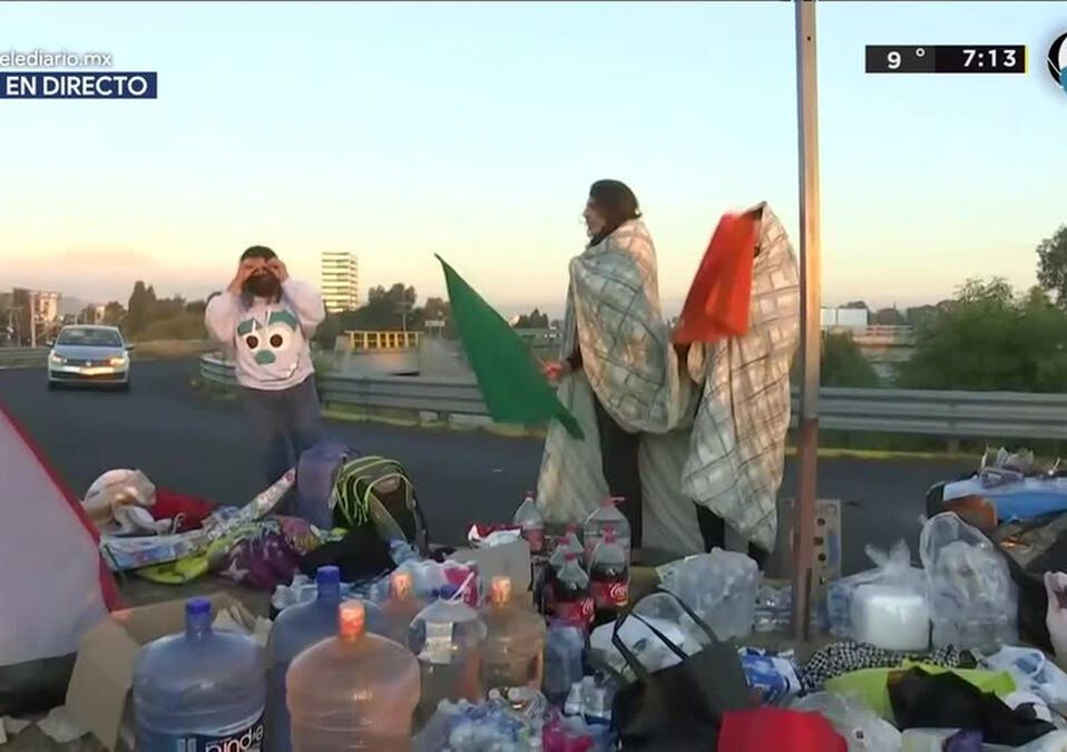 Alumnos UDLAP pasan la noche afuera del campus