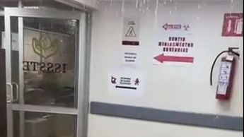 VIDEO | Se rompe tubería en el ISSSTE de Gómez Palacio y se inundan