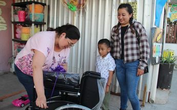 Cristian y su mamá entregaron la silla de ruedas a Ana, quien solicitó el equipo para su vecina Beatriz / Melanie Torres