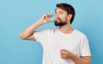 Hombre tomando un vaso de agua / Especial