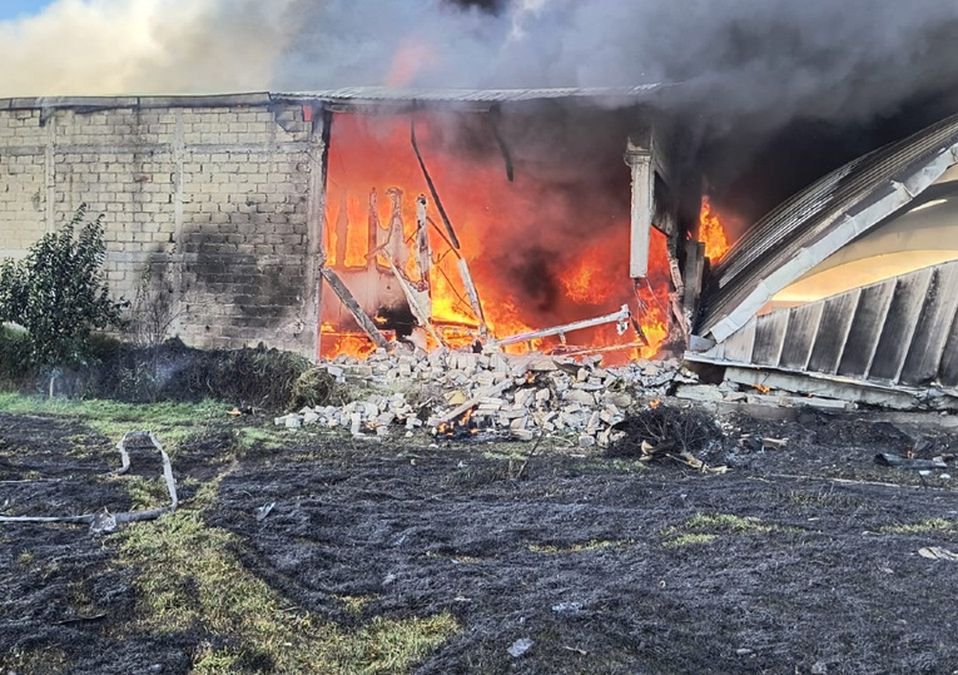 Autoridades mexiquenses atienden columna de humo tras caída de avioneta en Toluca | Mellissa López y Abadiel Martínez