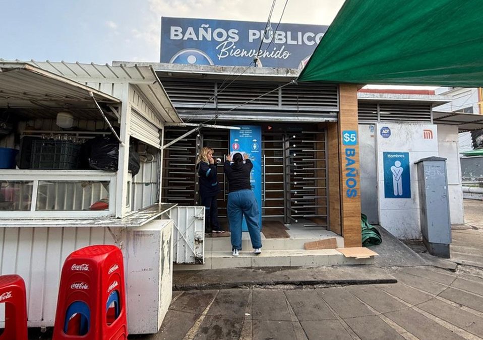 Mari abrió los baños públicos a las 05:00 horas; fue a las 7:30 que ingresó a retirar la basura cuando encontró a la bebé | Telediario