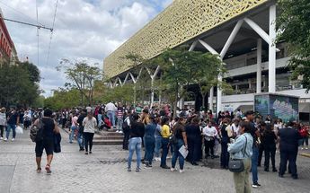 Gente reunida en el Centro Histórico de Guadalajara tras el sismo / Josefina Ruiz