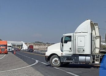 Transportistas realizan bloqueos intermitentes en la autopista Cuacnopalan-Oaxaca /