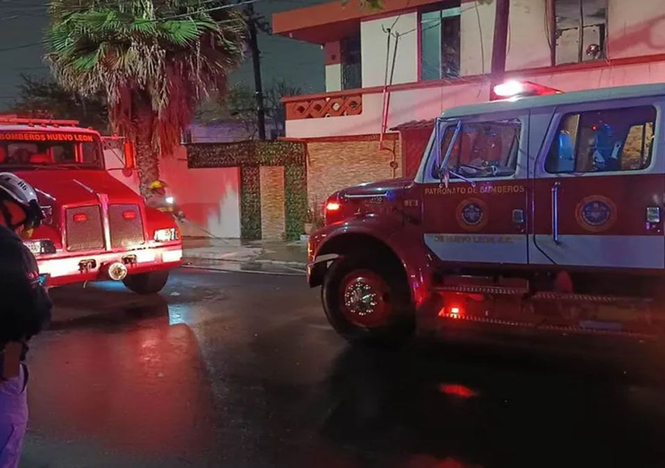 Se incendian dos casas durante la madrugada en Monterrey; hay 2 lesionados