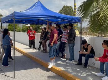 Empleados aseguran que el paro y la salida de maquinaria de la planta aumentaron la incertidumbre sobre el futuro de sus fuentes de trabajo.