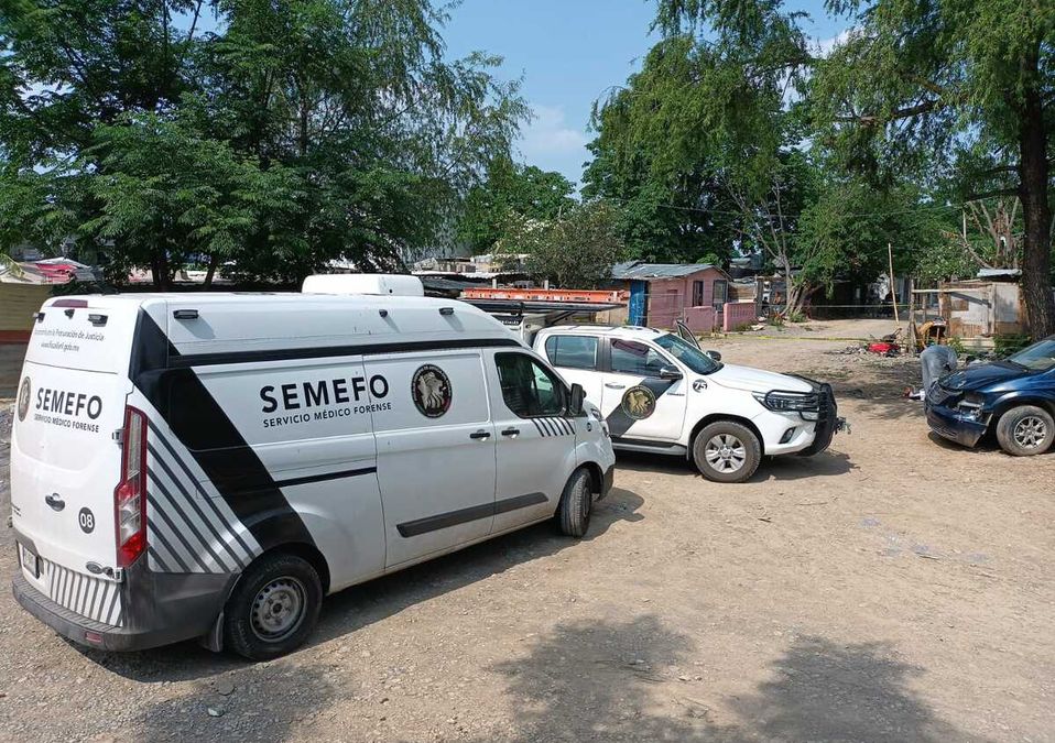 Hallan a hombre sin vida en frente de un domicilo en Juárez. / Israel Santacruz
