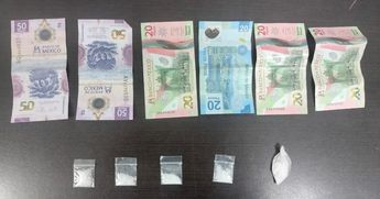 Dinero en efectivo y dosis de droga decomisadas al detenido. | Cortesía