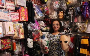 Adriana Hernández, administradora de 'Disfraces Puebla', muestra algunos productos de su tienda / Melanie Torres