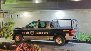 Patrulla de la Policía de Guadalajara resguardando el hospital donde llevaron al niño | Vicente Torres Alfaro