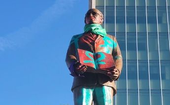 Monumento pintado durante la marcha 8M en Guadalajara / Pablo Núñez