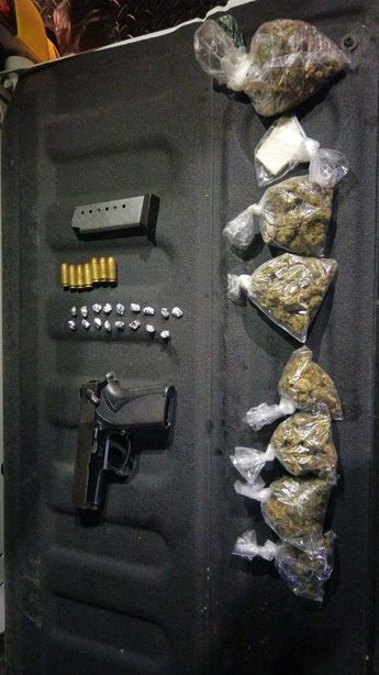 Armas y drogas decomisadas a los detenidos. | Cortesía