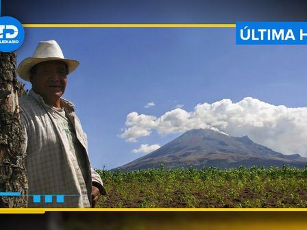 San Mateo Ozoclo, Puebla. Campesino cuida su milpa en las faldas del Popocatépetl / Andrés Lobato