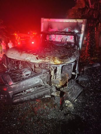 Vehículo calcinado tras el incendio
