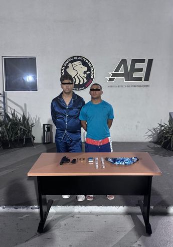 Los hombres fueron detenidos con una arma corta y dosis de droga. | Cortesía