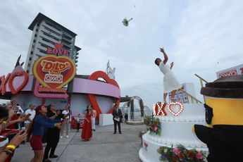 En la boda no faltó el tradicional ramo arrojado desde un pastel gigante / Juan Carlos Bautista