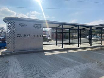 Paradero de la Línea 4 de RUTA en Puebla, en zona de Clavijero / Leslie Mora