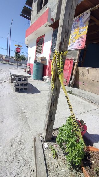 Afuera de la tienda se pudo observar cinta de policía que acordonaba la escena del crimen. | Agustín Martínez