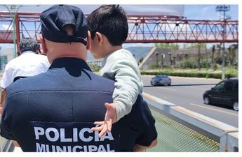El niño fue encontrado por una enfermera cuando deambulaba descalzo por la calle | Especial