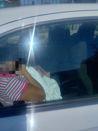 La familia se trasladó con la bebé para que fuera evaluada por personal médico luego de lo sucedido. | Cortesía