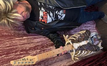 Hombre que construyó una guitarra usando los huesos de su tío fallecido / Especial