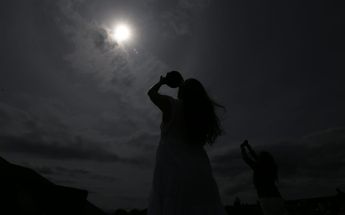 Personas viendo el eclipse solar anular/ Octavio Hoyos