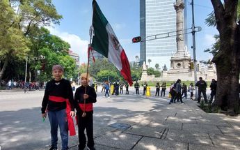 Niños disfrazadso durante desfile militar/ Graciela Olvera