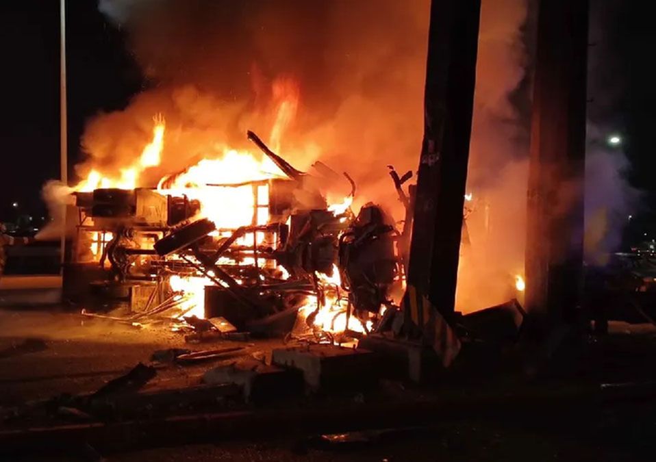 Camión urbano se incendia tras choque contra auto en Morones Prieto; hay 3 lesionados