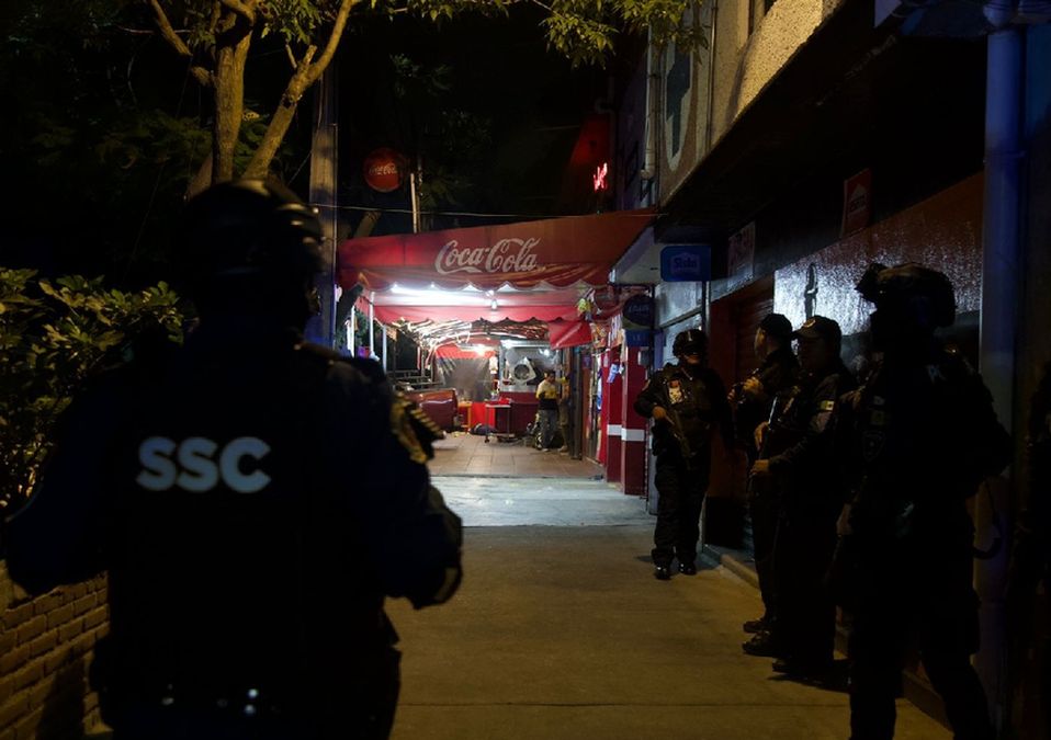 Policías en taquería de Coyoacán | Enrique Luna