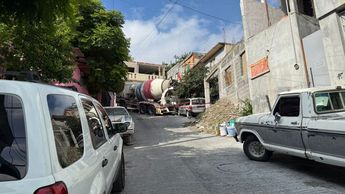 El camión revolvedor seguía atorado a las 9:00 horas del martes 16 de septiembre. | Víctor González