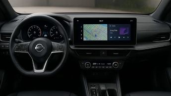 El interior del Tsuru 2026 tiene los controles en el volante, una pantalla táctil LCD y asientos de cuero sintético | X  @MexaBlog