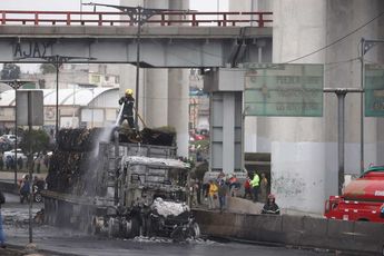 Bomberos realizaron trabajos para mitigar fuego en autos tras la explosión de pipa | Javier Ríos