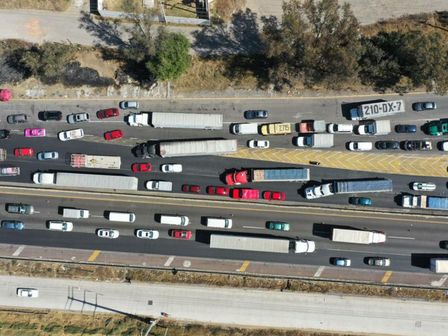 Intenso tráfico en la autopista Puebla México a la altura de periférico en dirección a CdMX / Agencia Es Imagen