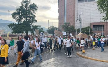 Marchan para exigir aire limpio en NL | Víctor González Garza