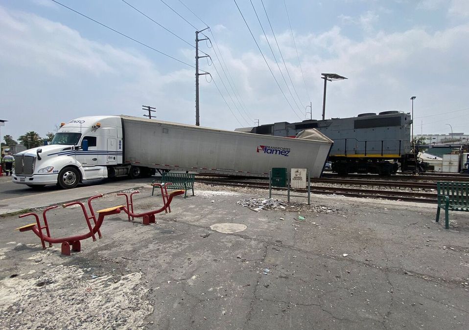 El tráiler intentó ganarle el paso a el tren. | Pamela Villanueva