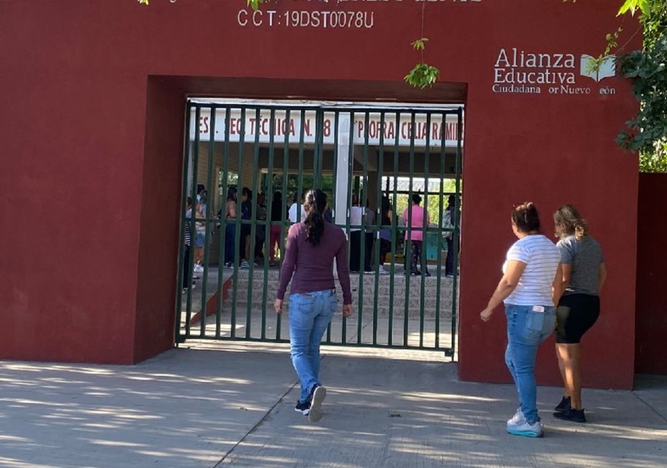 La movilización de elementos policiacos en la zona generó incertidumbre entre los padres de familia de la secundaria. | Edgar Plata