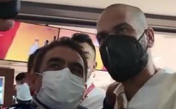 Dani Alves a su llegada al AICM para firmar con Pumas. / Cortesía