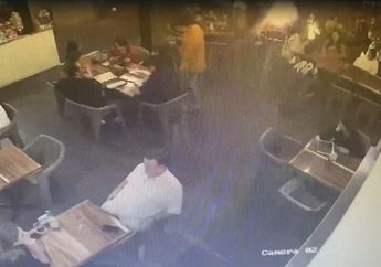El joven de la mesa derecha identifica a las posibles víctimas,  sale del lugar y regresa con dos más armados | Especial