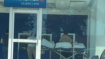 Mujer en camilla en banco de San Nicolás