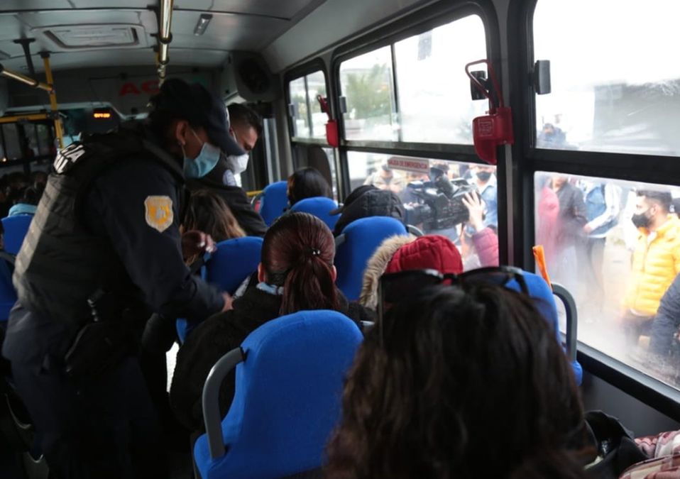 Los policías abordaron los camiones y revisaron a los pasajeros / Tania Contreras