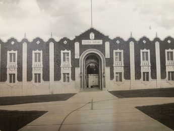 Leyendas e historias de terror se cuentan de la Escuela Coahuila al haber sido un cementerio.