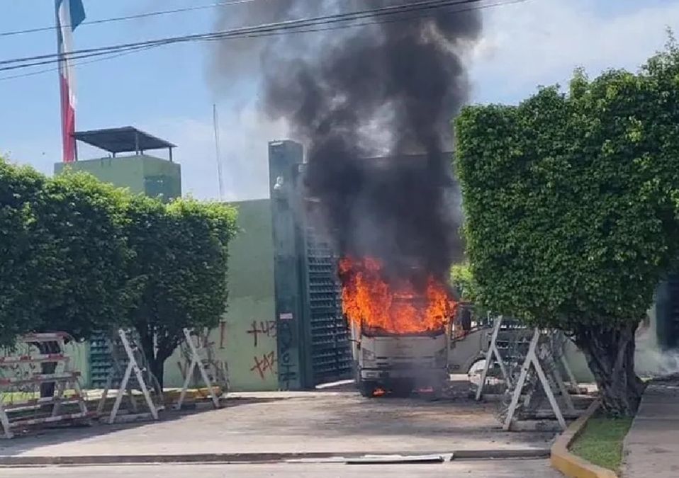 En Guerrero, normalistas atacan Batallón de Infantería | Rogelio Agustín