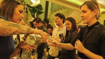 En el Mezcal Fest Cholula los asistentes pueden degustar varias marcas mexicanas de destilados | Mezcal Fest México