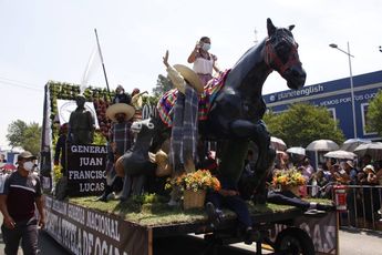 Carro alegórico en el desfile de la Batalla de Puebla / Melanie Torres