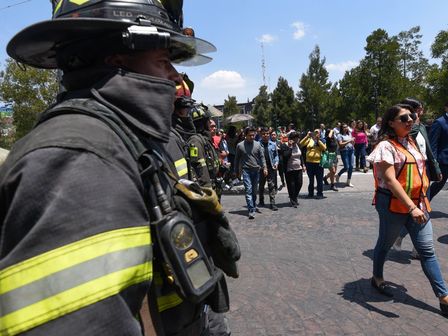 En los simulacros por sismos también operan elementos de bomberos, ante cualquier emergencia | Cuartoscuro
